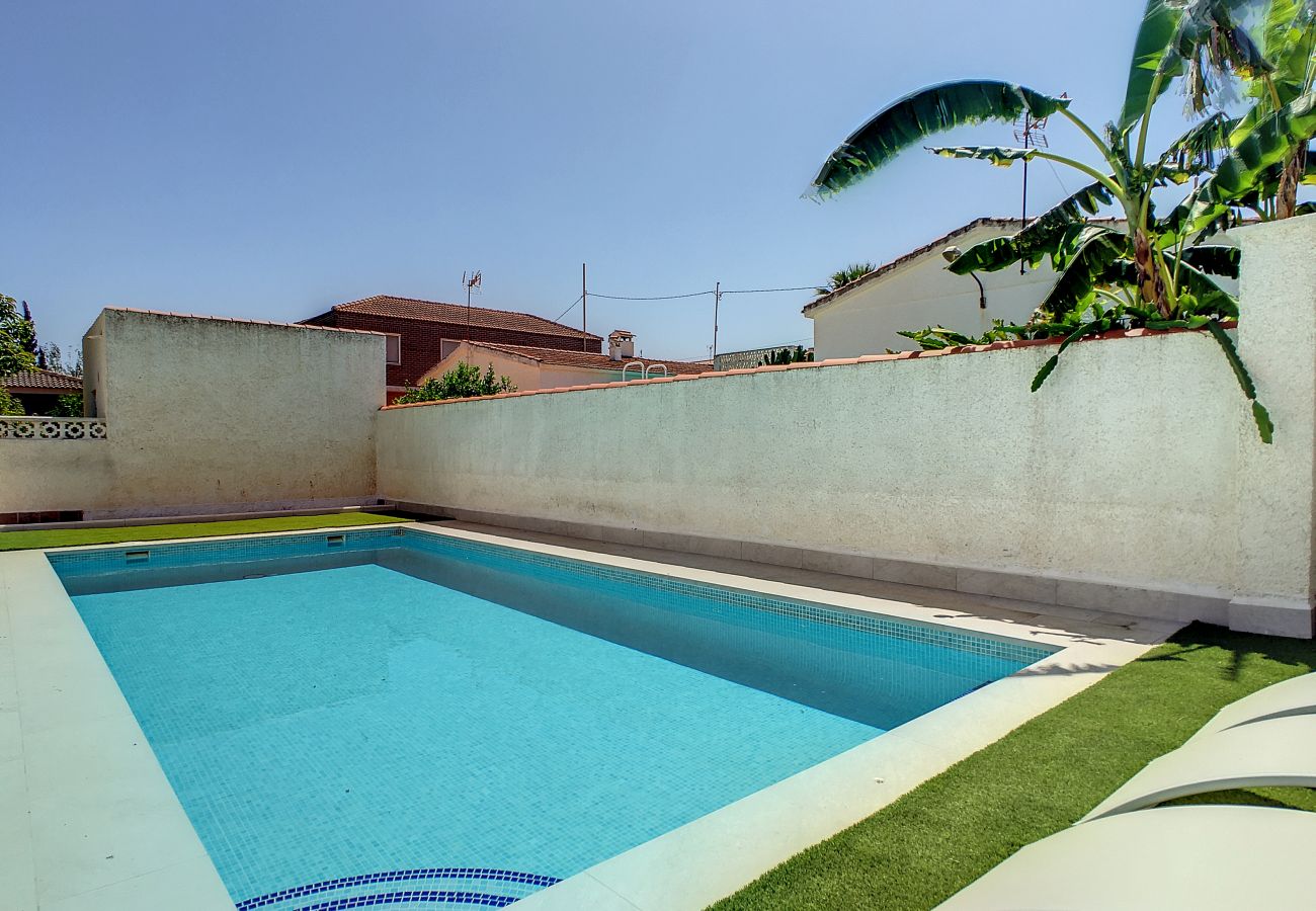 Villa in El Carmoli - Villa with Private Pool - 6409