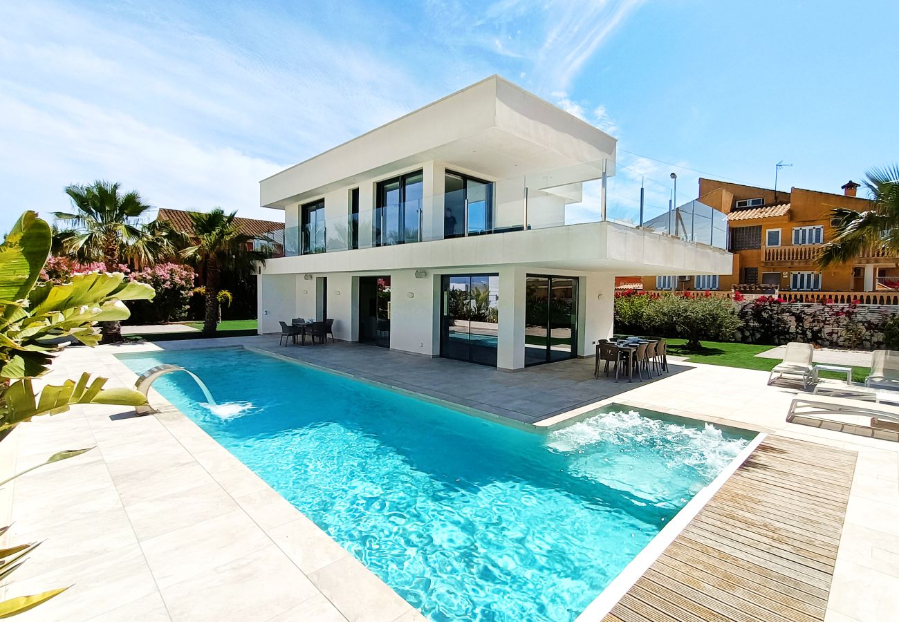 Moderne Villa mit privatem Pool in El Carmoli mit Blick auf das Meer und das Mar Menor.