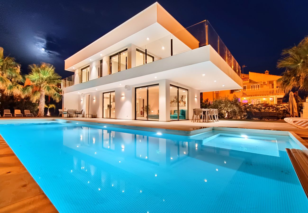 Moderne Villa mit privatem Pool in El Carmoli mit Blick auf das Meer und das Mar Menor.