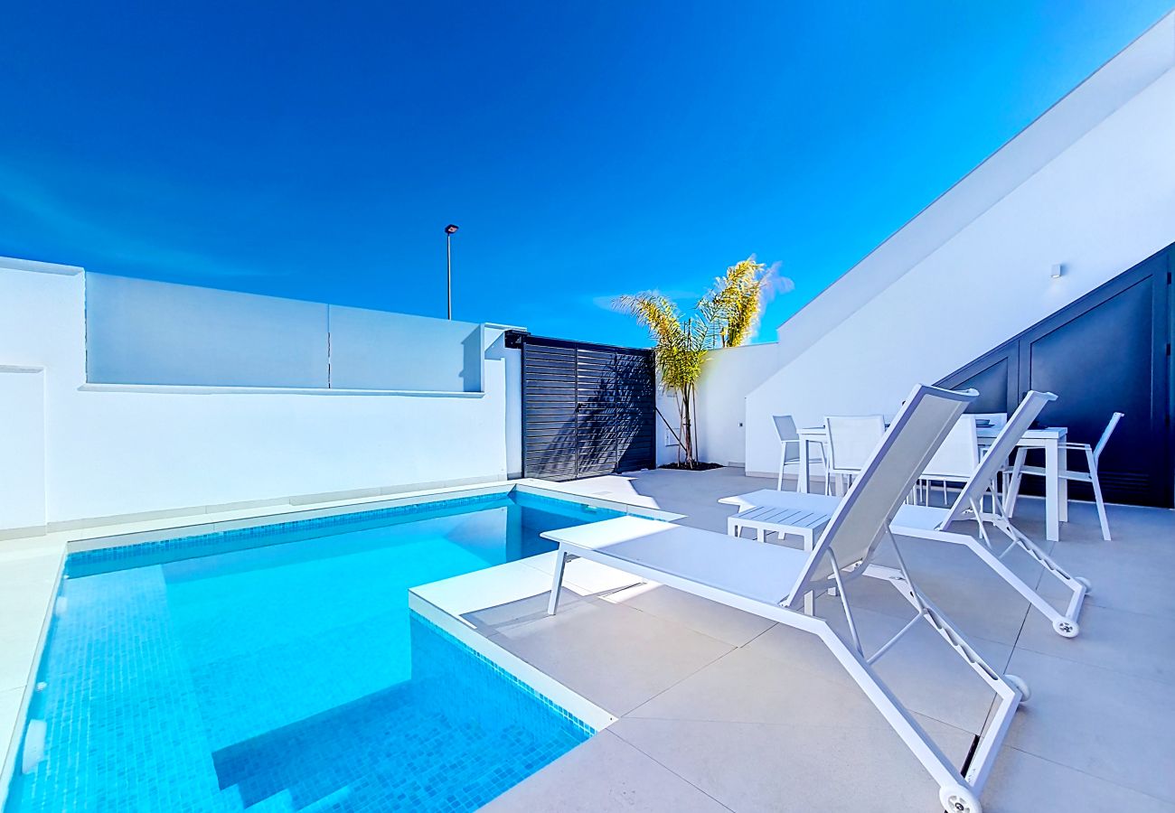 Moderne Luxusvilla in San Javier mit privatem Pool zu vermieten