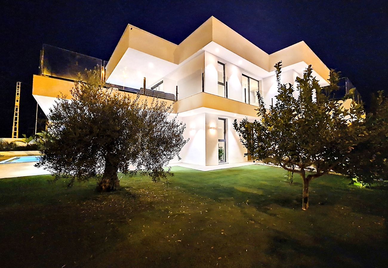 Villa in El Carmoli - Casa Blanca - 3710